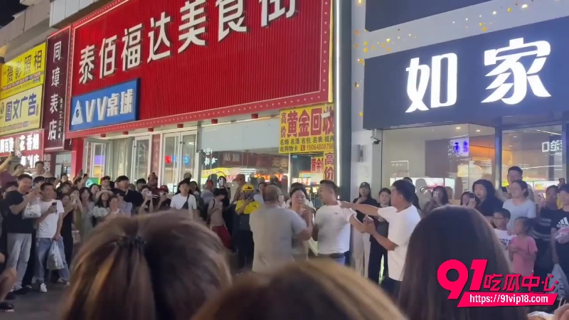 山东青岛李村乐客城抓奸事件现场 男子当场抓包妻子与奸夫双方理论 多人围观手机拍摄全程曝光