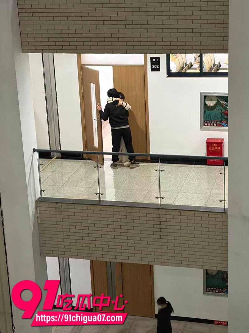 浙江中医药大学24级学姐勾引男友教室做爱8