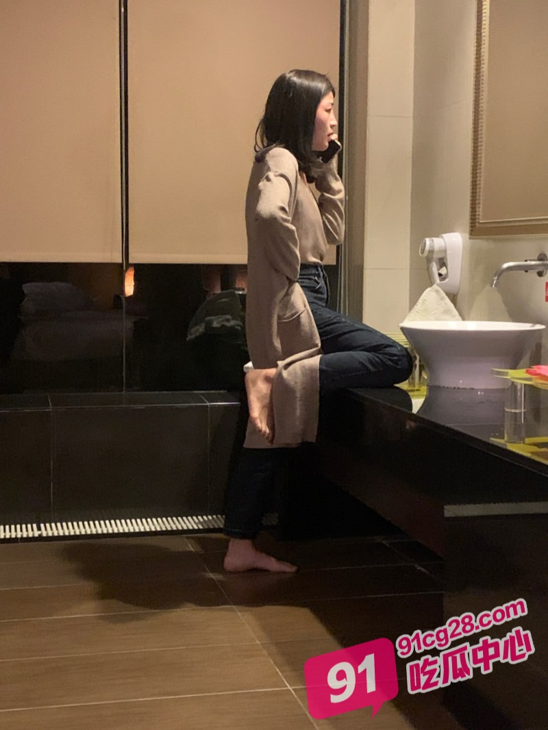 美女销售孙梦装醉诱惑客户 酒店被爆操开单 高端的骚货往往以猎物的形式出现！ 配图3