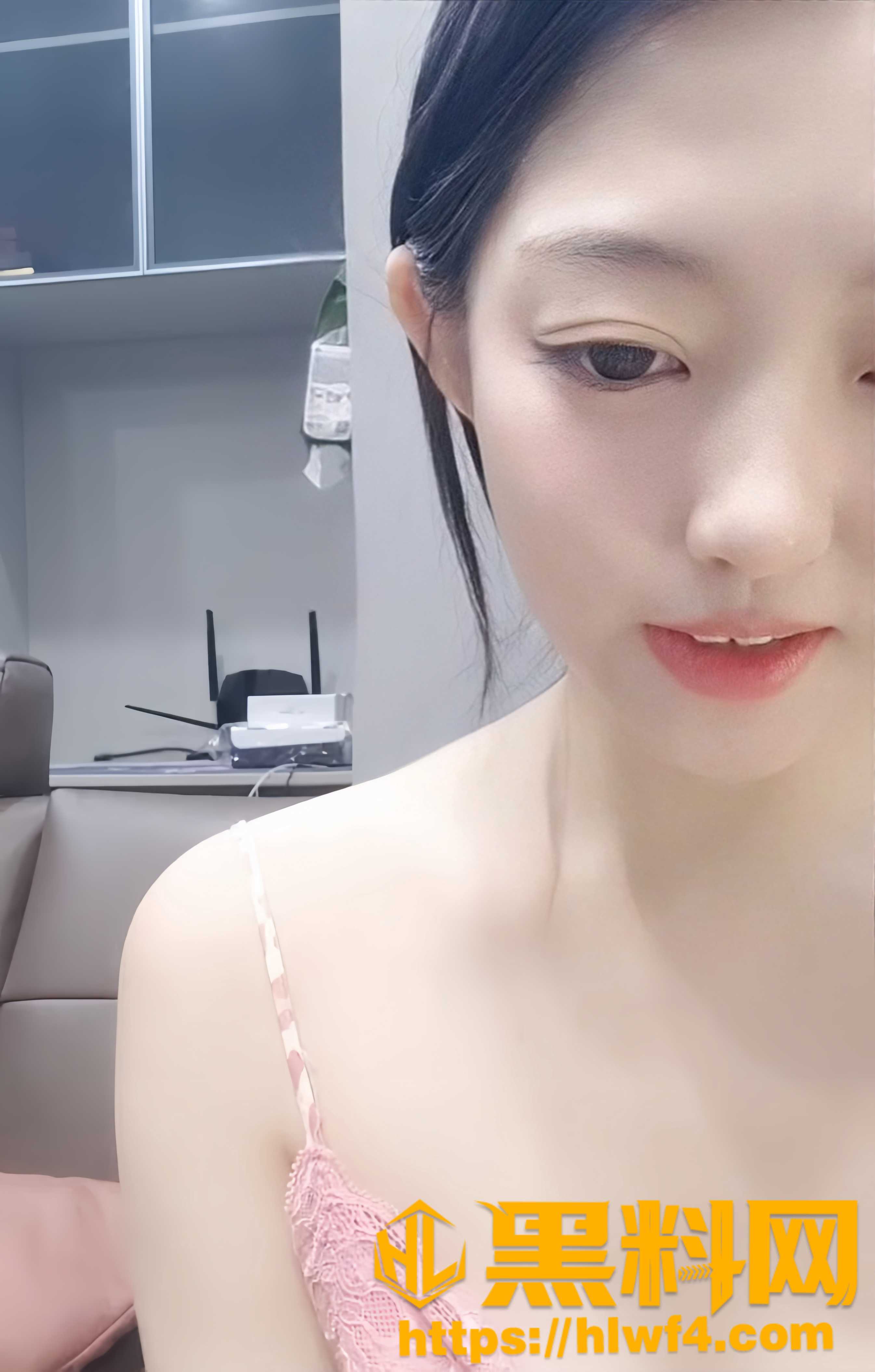 纯欲女主播 小野马 深夜福利来袭 粉豹纹睡裙居家自慰 诱惑满满