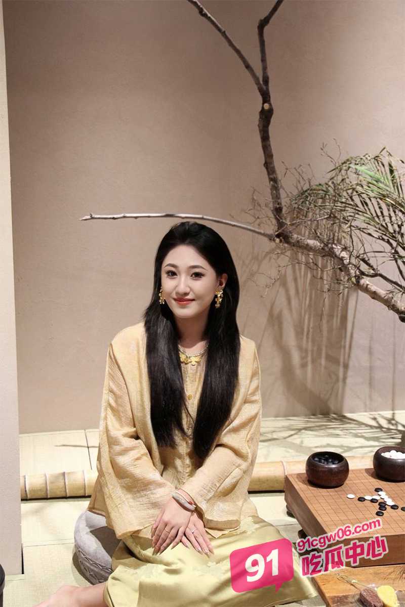 浙江淫妻梁涵韵 直播一边和粉丝打电话一边做爱 丝袜高跟被抽插爽到难以自拔！ 配图3