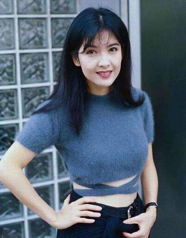 周慧敏25岁清纯证件照惹关注，52岁脸蛋没变化，冻龄全靠4点秘诀 配图5