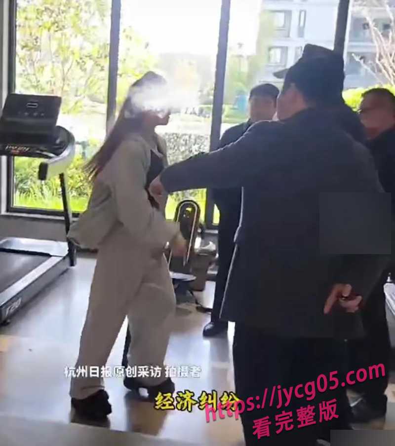 网红圈炸锅！抖音刀小刀欠钱不还被抓 强执现场曝光震惊网友！ 配图3