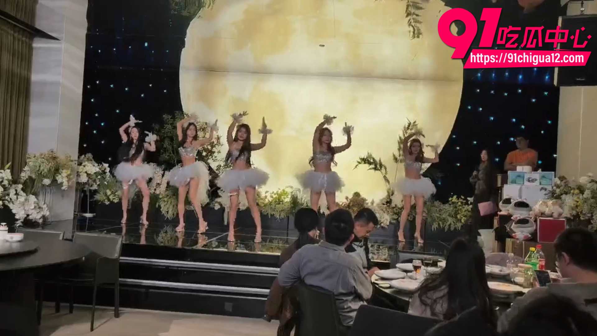 常州极氪车友年会 白天狂发小蓝丸助兴 晚上发美女热舞激情啪啪 伴手礼直接笑喷全场