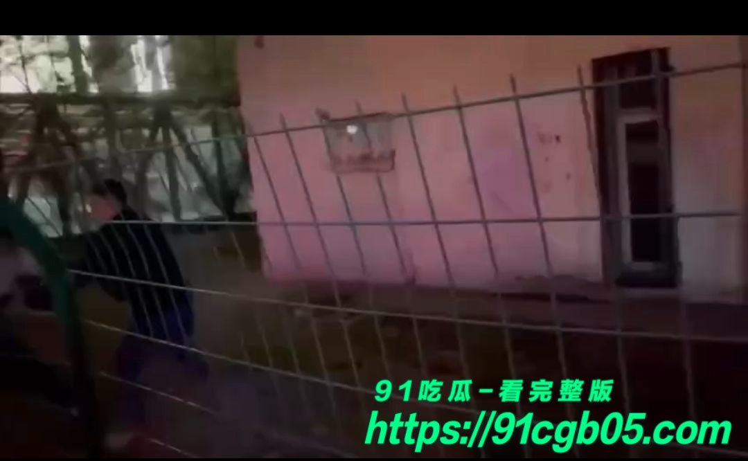 精神小伙半夜相约刀战 打的真猛啊3