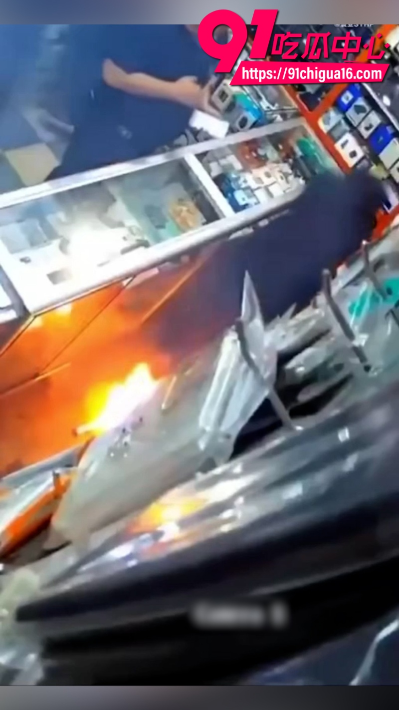 印度男子手机店修手机意外咬爆电池6