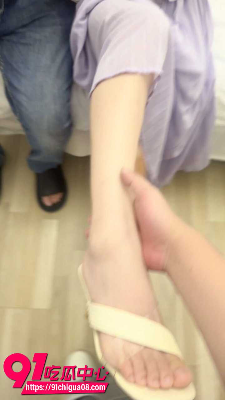 极品嫩妹紫裙诱惑被两男玩弄5