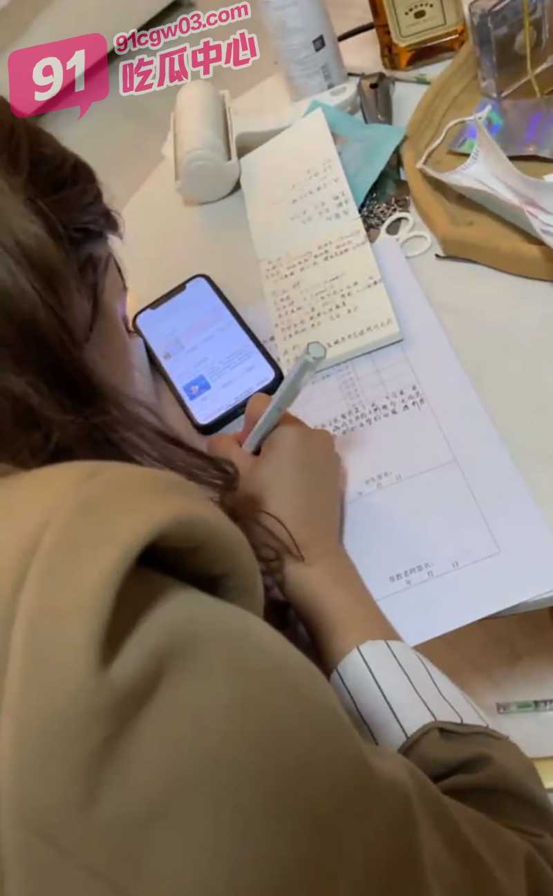 南京理工大学考研的大学生蒋芸可 女孩一边呻吟一边胡乱翻着试卷笔记散落一地!