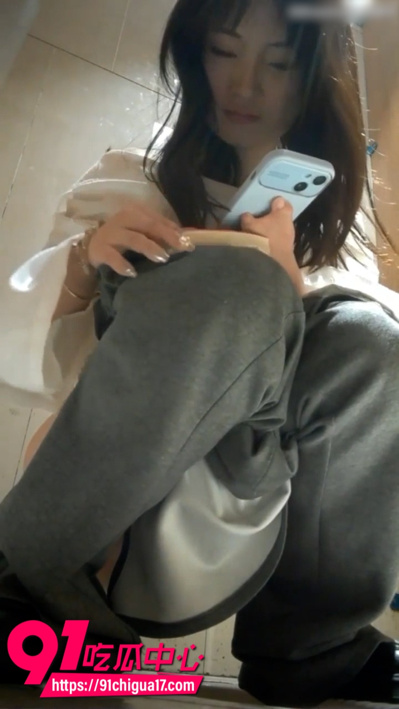 厕拍大神在酒吧女厕所偷拍女神尿尿12