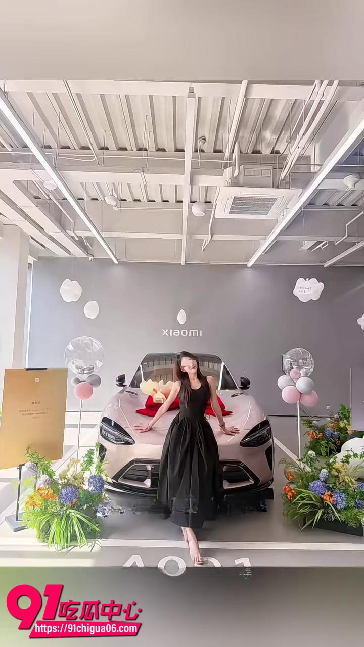 小米yu7女车主剐蹭监控1