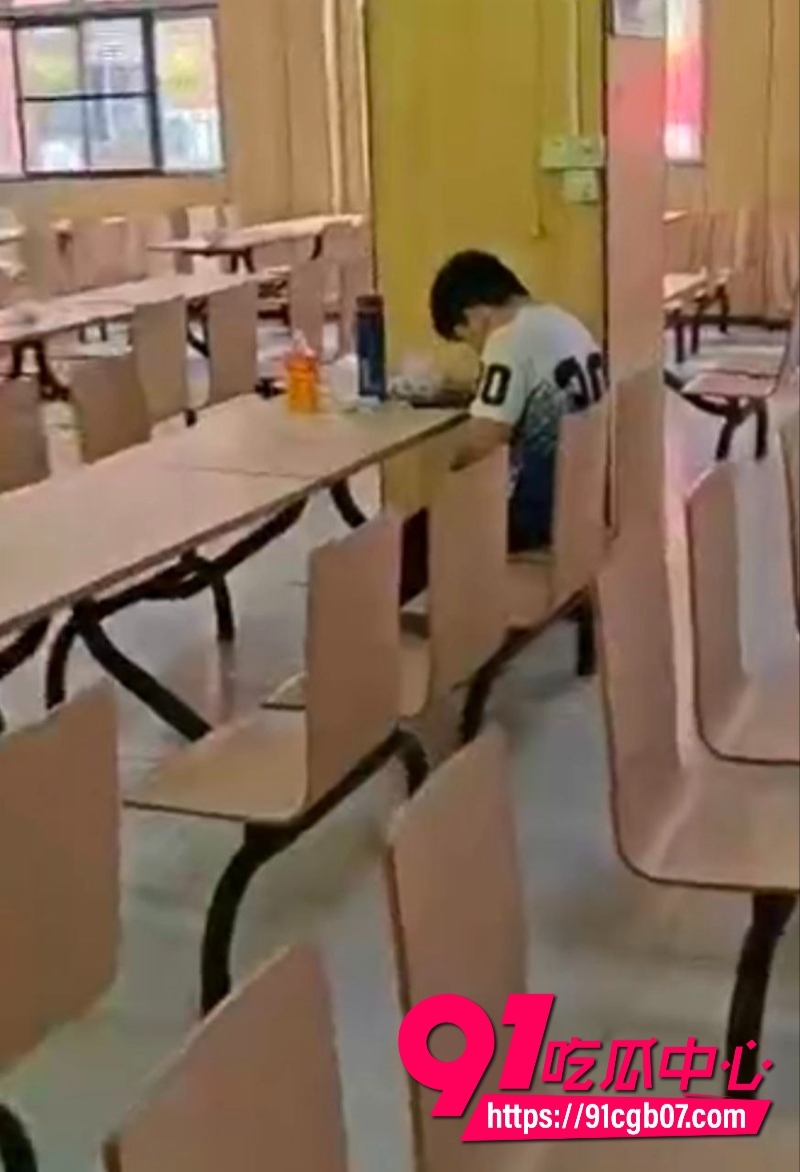 现在学生这么饥渴？直接在食堂打飞机9