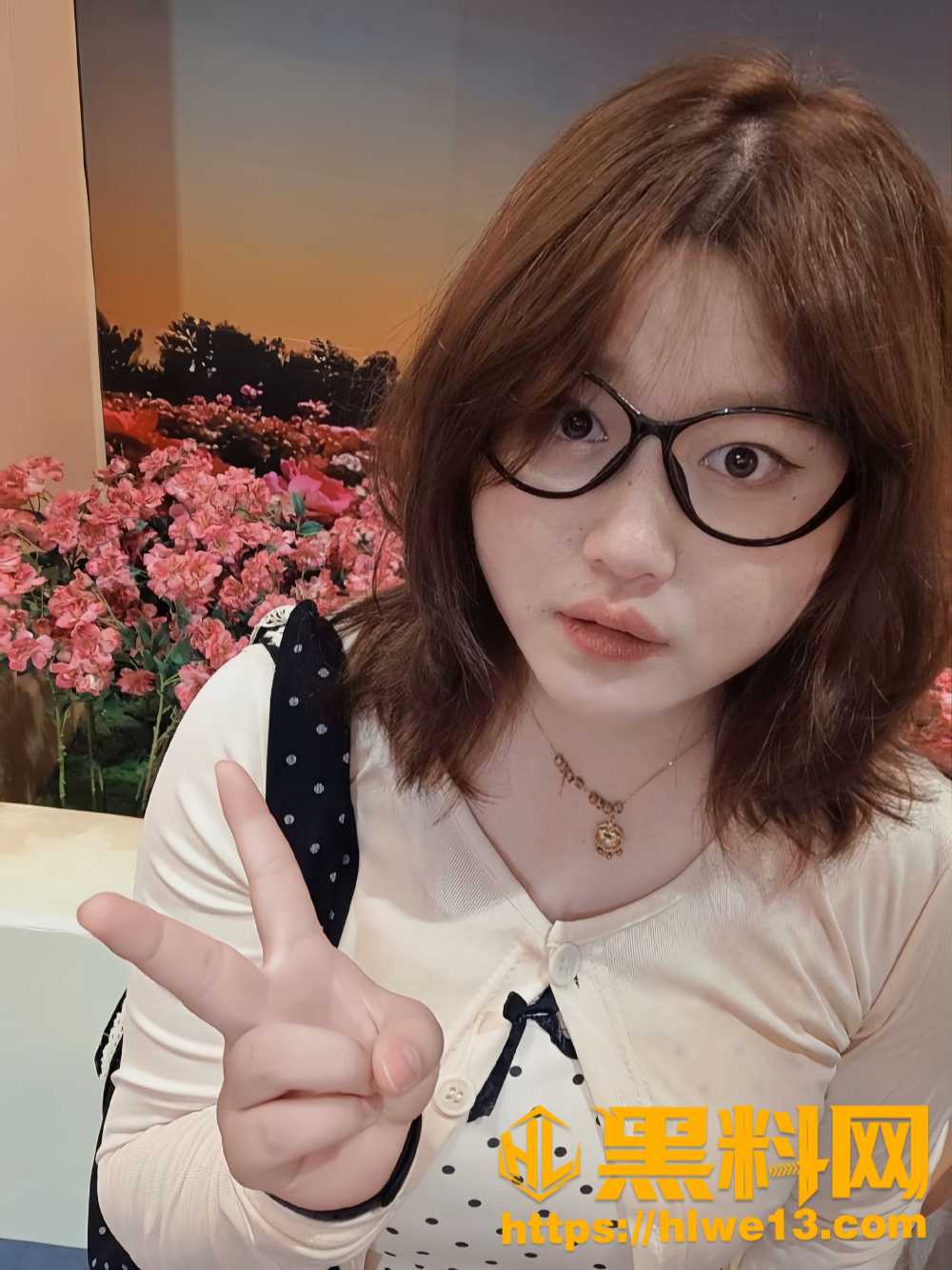 与哥们共享我的娇妻 厌倦了一个人的性爱 叫来好哥们一起3P我的淫妻 配图