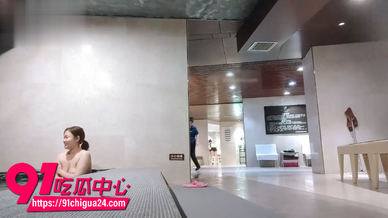 保洁大妈随身携带针孔摄像头偷拍女澡堂内部洗澡画面2 保洁大妈随身携带针孔摄像头偷拍女澡堂内部洗澡画面2