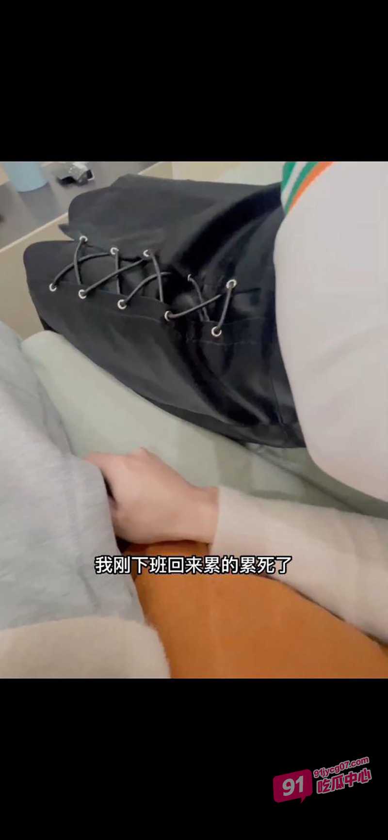 「母子乱伦」听隔壁情侣做爱 来感觉给老妈伺候到舒服的不行！ 配图2