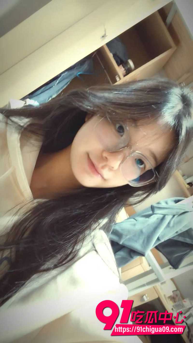 眼镜妹莹莹全网首发惊艳上线 少女顶级颜值清新脱衣自慰私密福利 谁看了不心动啊！