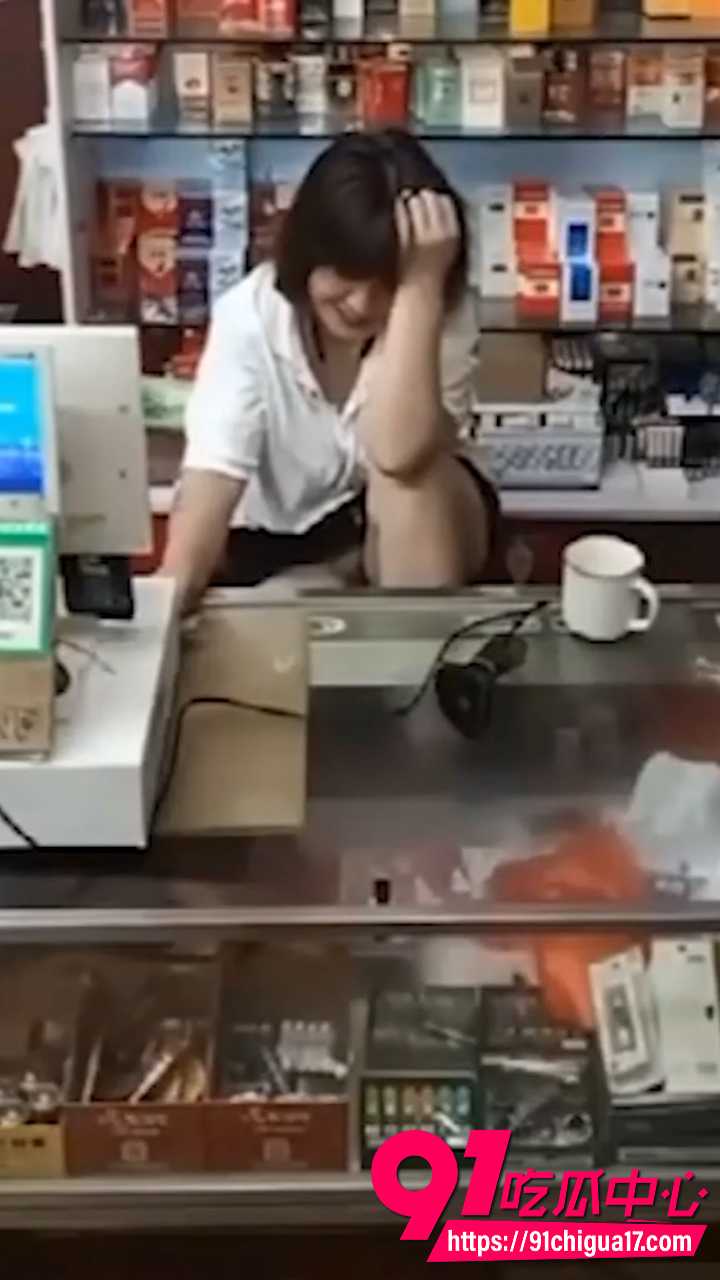 烟酒店熟女老板娘当众掀裙勾引顾客2
