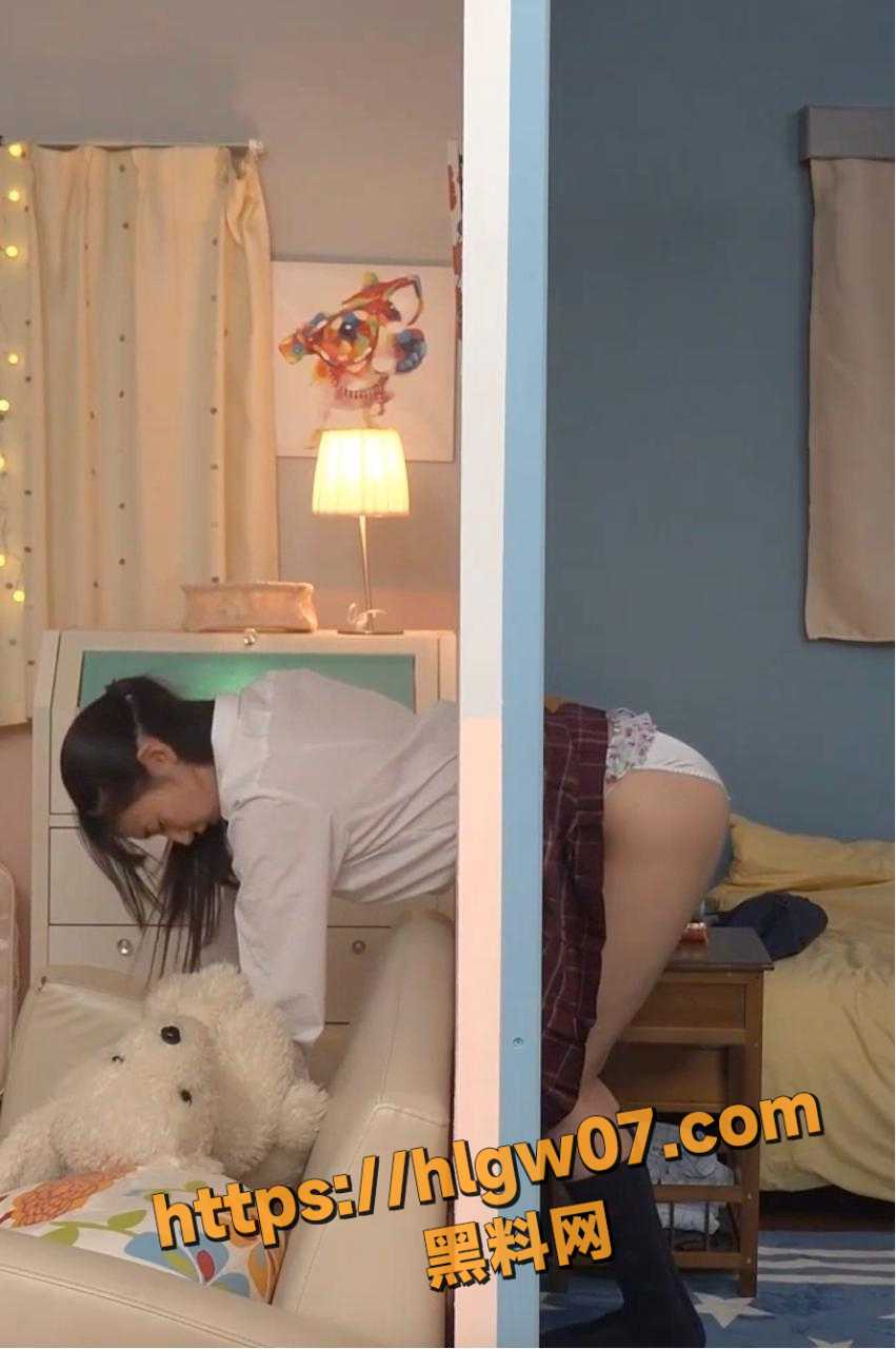 一个忧郁的女学生，被自己不完整的超能力唤醒将下半身瞬间传送到她喜欢的男生的房间！