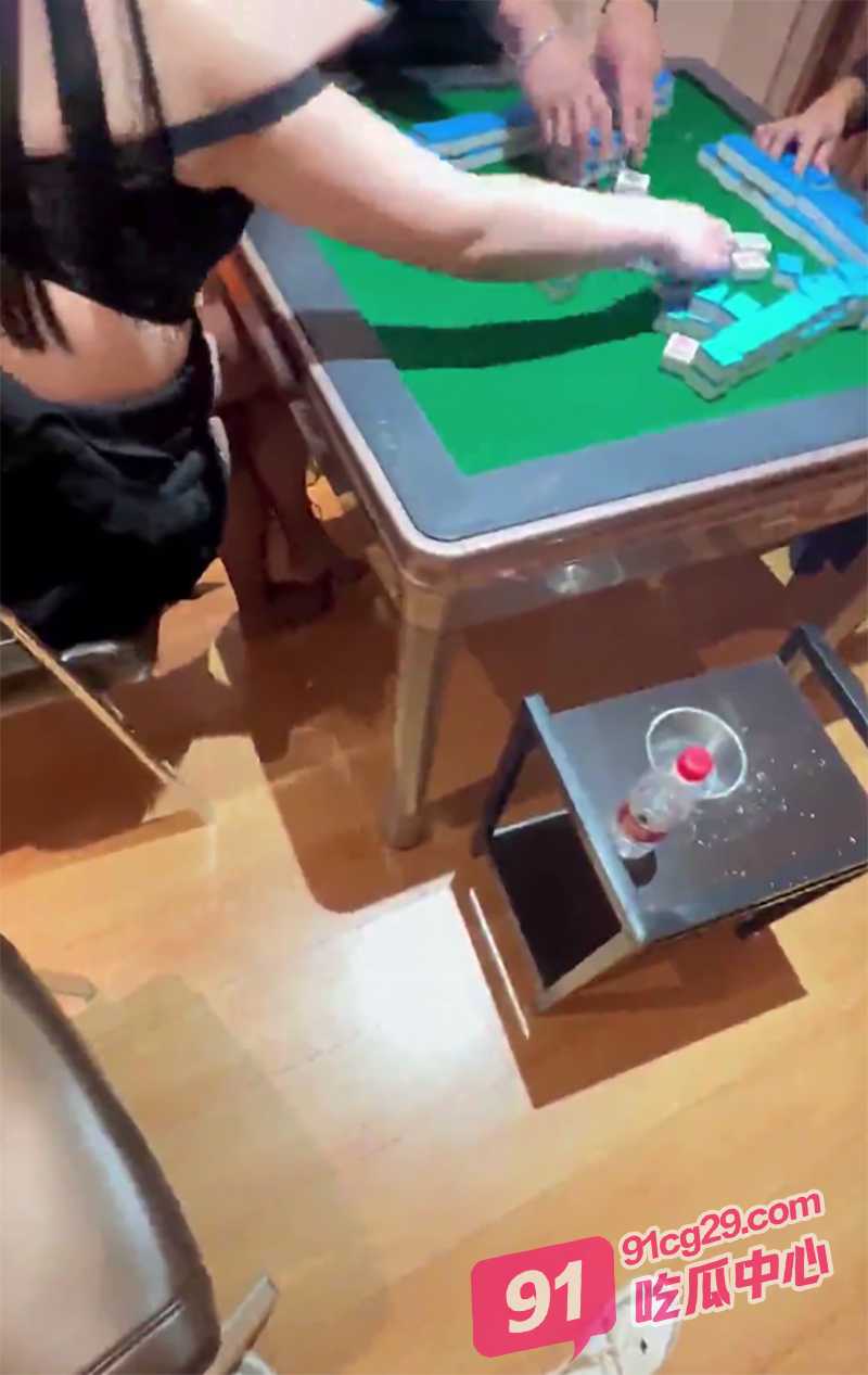 绿帽男带淫妻参加群p聚会 麻将输了被多人轮流爆操口暴吞精！ 配图2