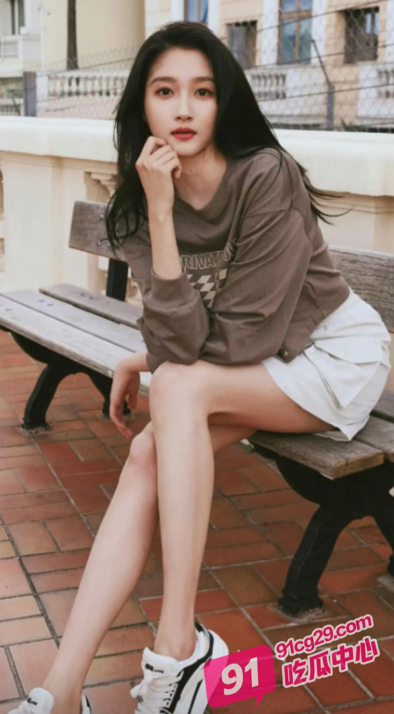 关晓彤化身美腿女医生男人榨汁姬 专治缺精少精男病人！
