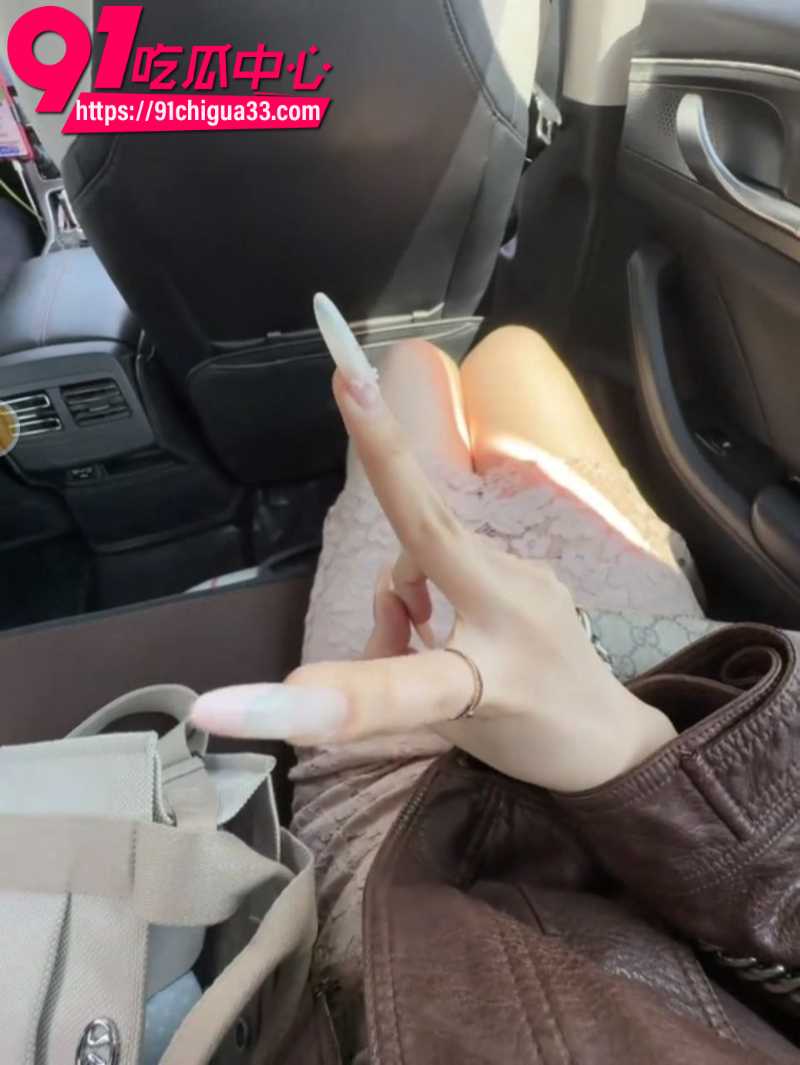 天津大学女研究生杨鑫苑沦为校车身穿情趣制服被同学猛蹬7