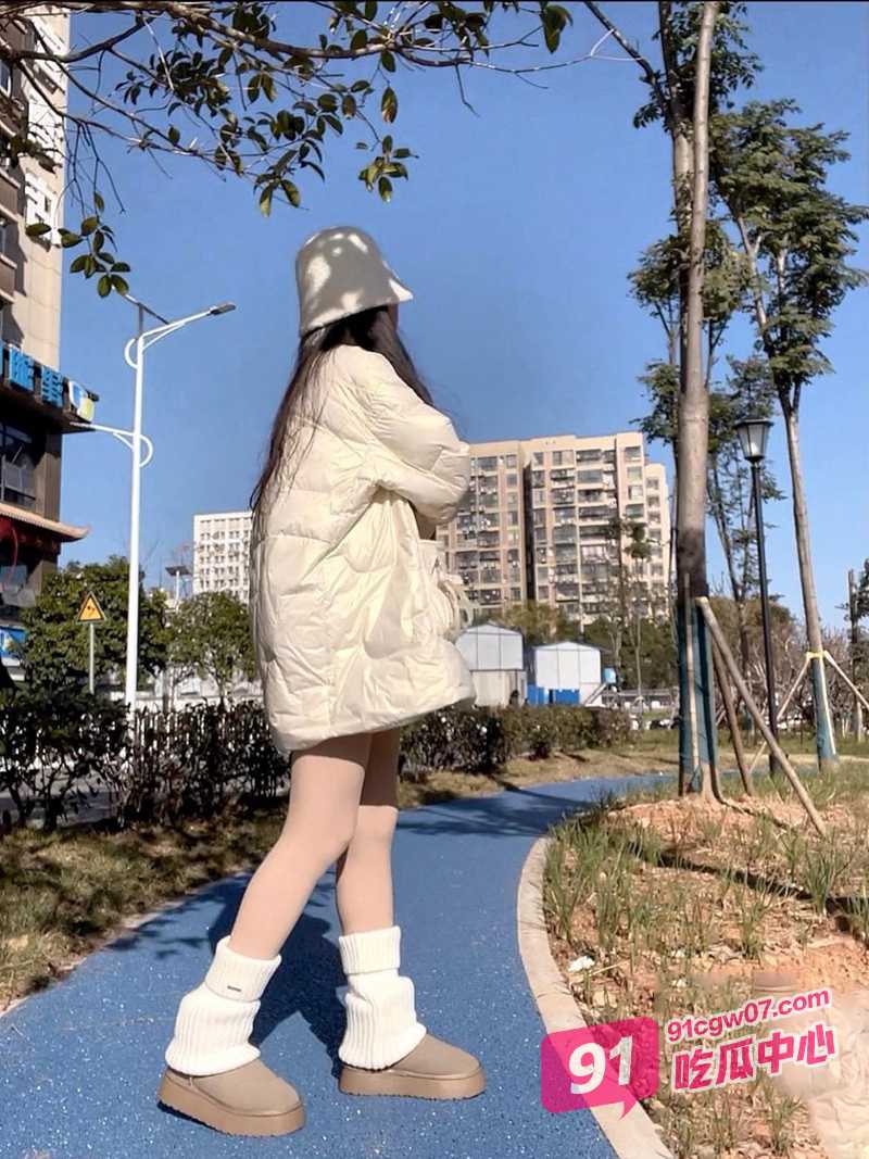 推特清纯大波翘臀奔放正妹私拍合集 群P啪啪 毒龙 炮机 狗联 舔脚 尿液洗脸 玩的不亦乐乎~ 配图2