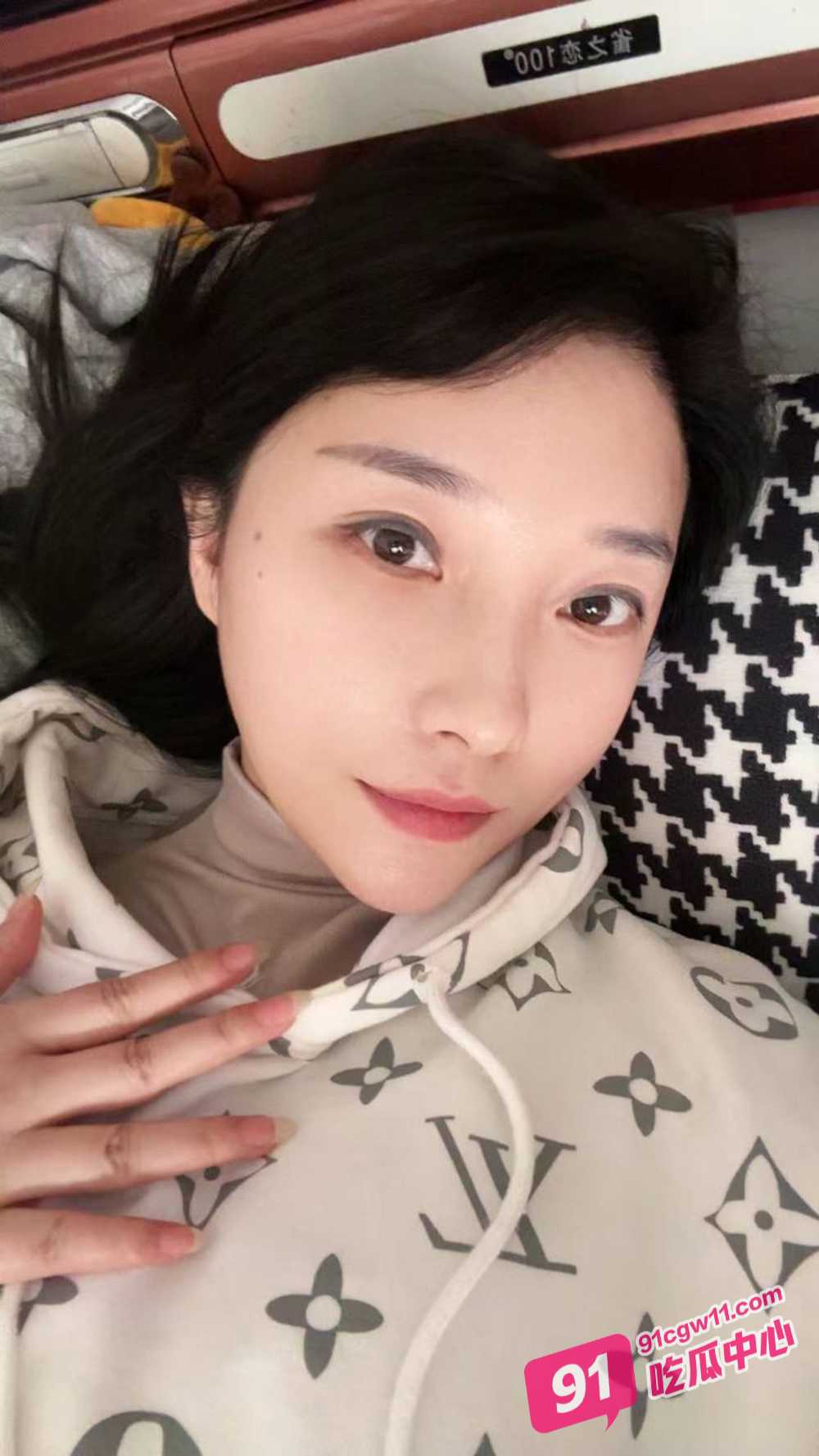 换妻现场4P激战！两对夫妻坦诚相对 酒精和游戏过后点燃激情！ 配图3
