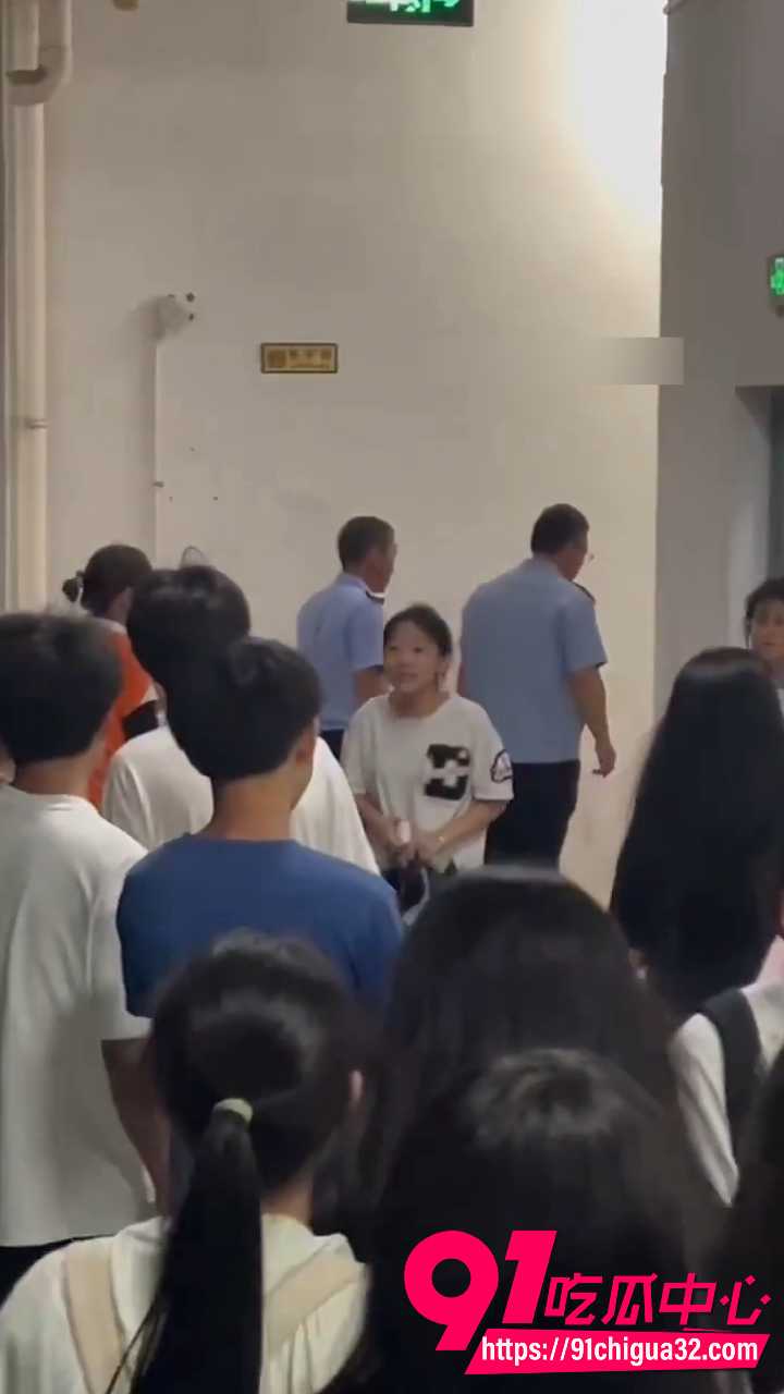 广东梅州职院C栋6楼女厕所 18岁女生生下双胞胎后跑路 一婴掉粪坑一婴紧急送医