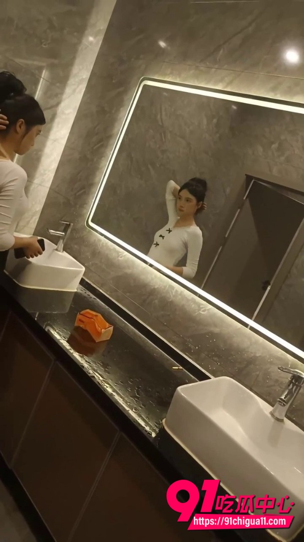 酒吧厕所偷拍 无毛白虎靓妹放尿全过程 白丝妹子玩手机毫不知情 小穴清晰可见 血脉喷张的诱惑私密时刻