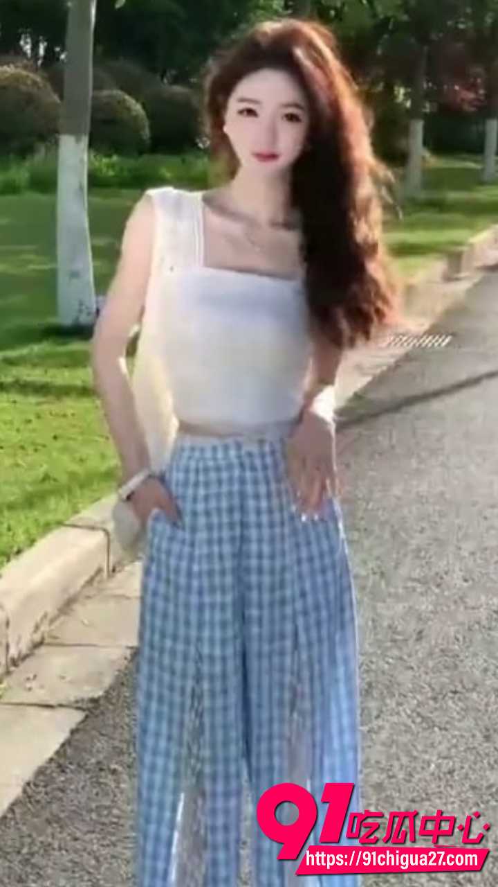 网红主播小馋猫呀清纯可爱 黑丝短裙到户外长裙再到毛绒浴袍多套造型大秀身材