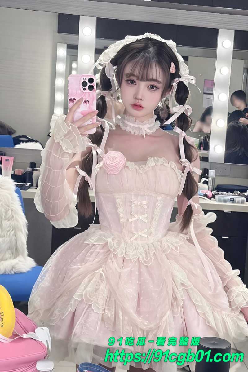 推特重口小萝莉 jojo九九 让主人射在粽子上 然后混合着精液全部吃光