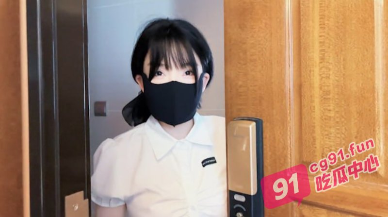 解锁陪玩的隐藏服务 制服嫩妹被按在胯下爆操 秒变淫荡小母狗!
