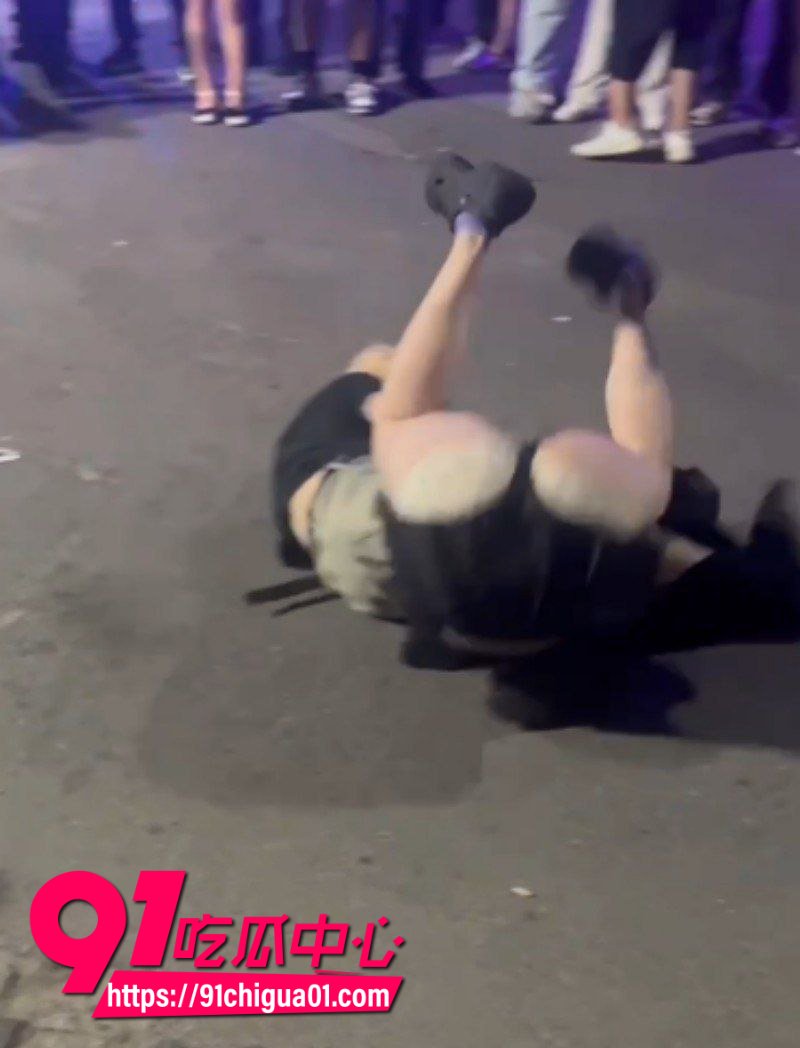 彪悍小仙女当街暴打黄毛精神小伙4