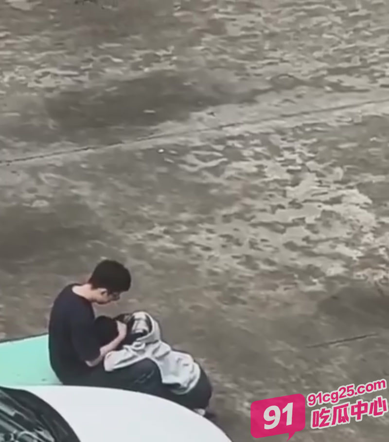 小区公共停车场小情侣女大白天口交吃鸡视频 实场景令人血脉贲张！ 配图2