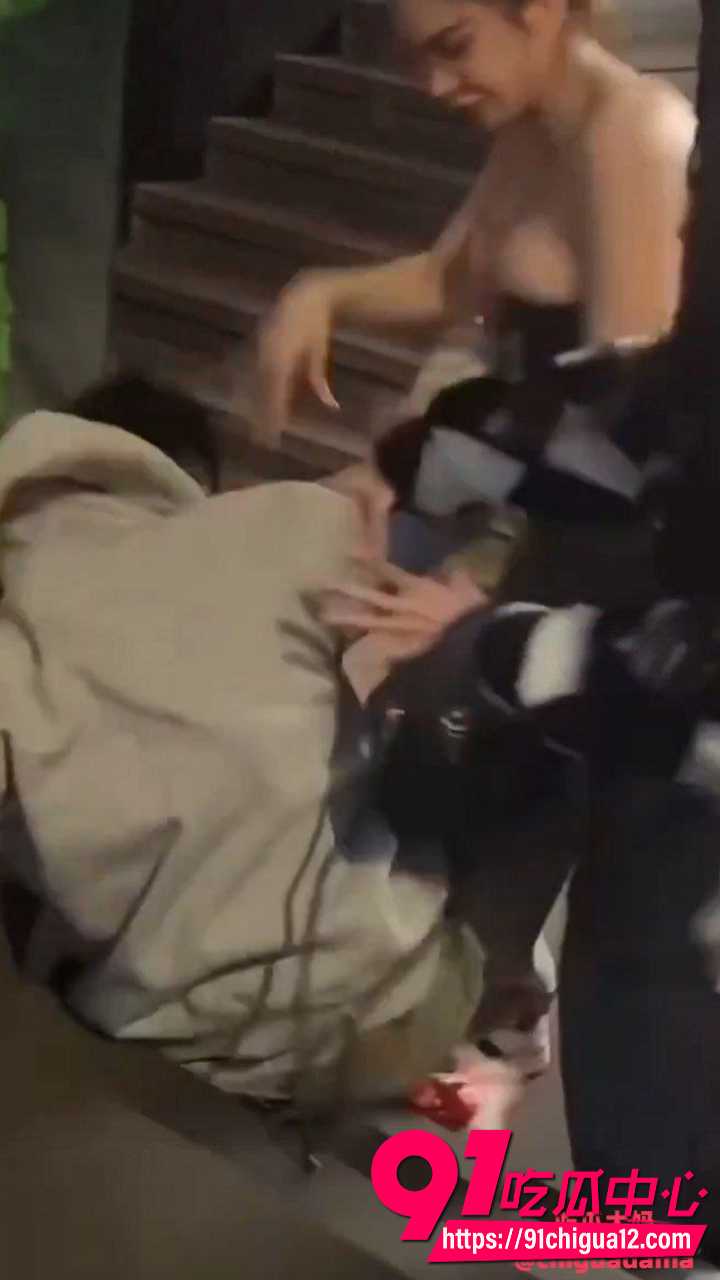 街头激战大胸妹被男子抓奶龙爪手直接放倒8