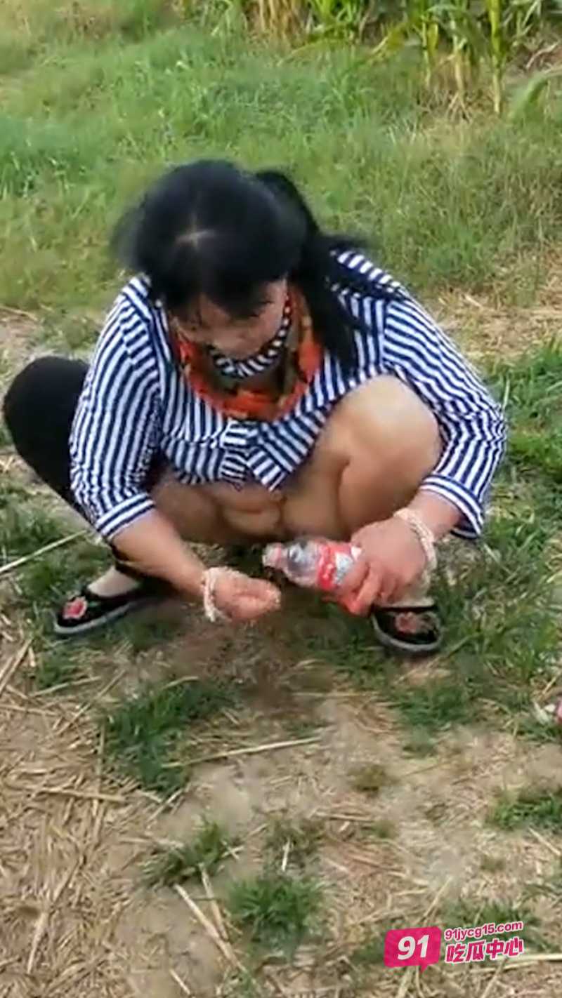 大爷大妈玉米地里性欲来袭 三轮车后开干 大爷真是人老器不老！ 配图2