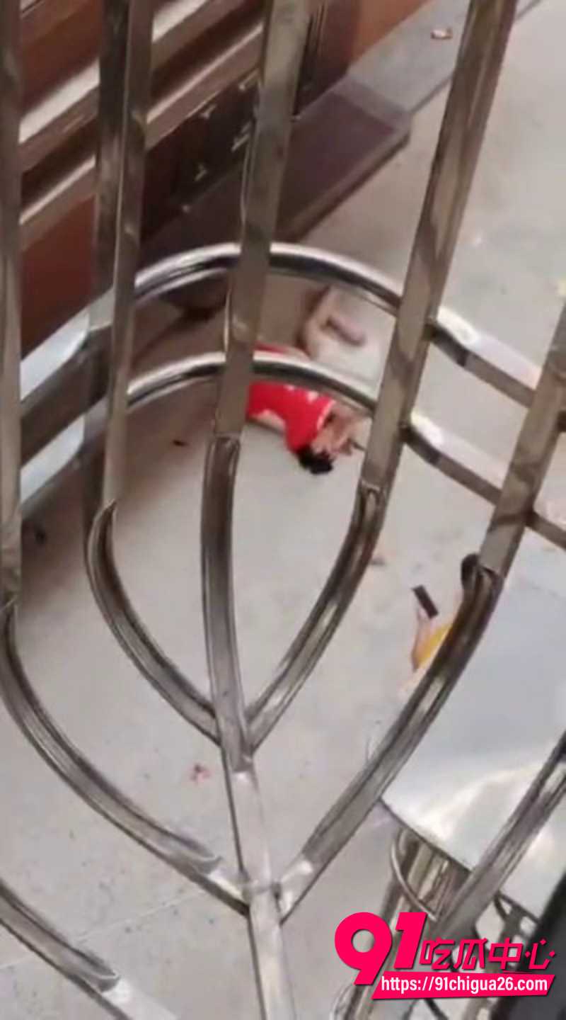 小区楼梯间小孩跳楼2