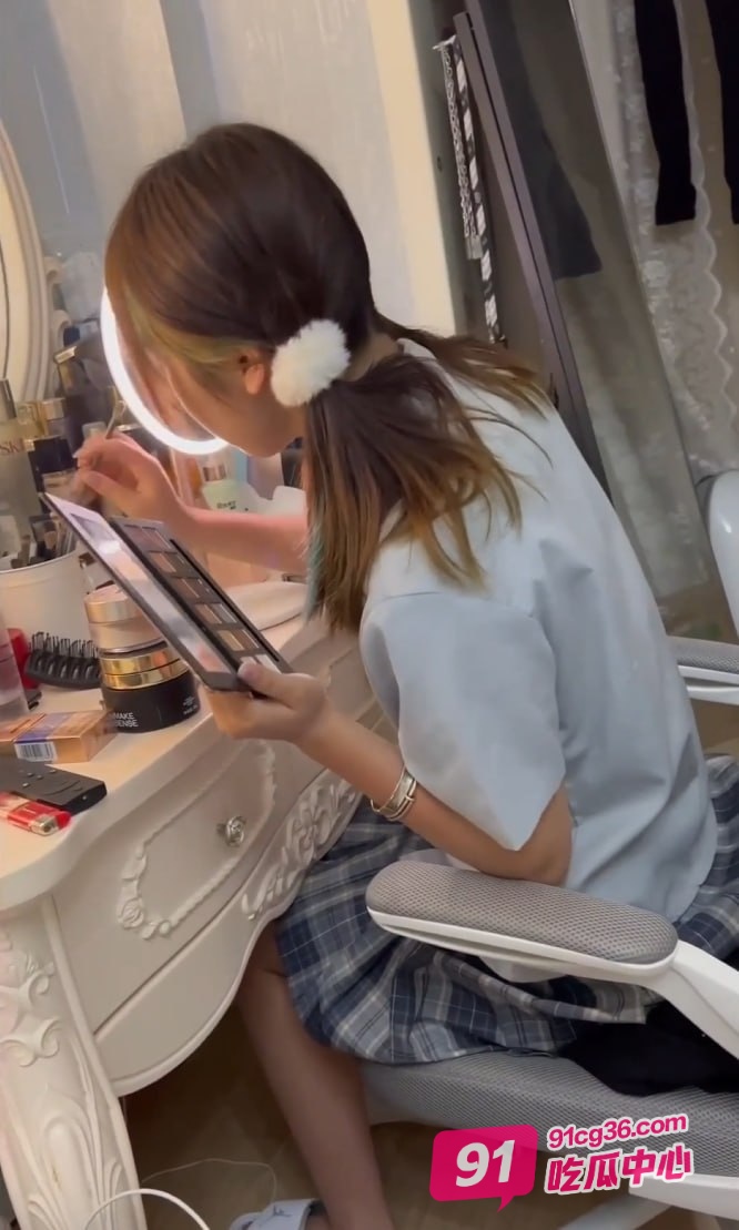 江南第一深情系列～蓝裙JK少女 蜜桃臀小白袜太养眼了！