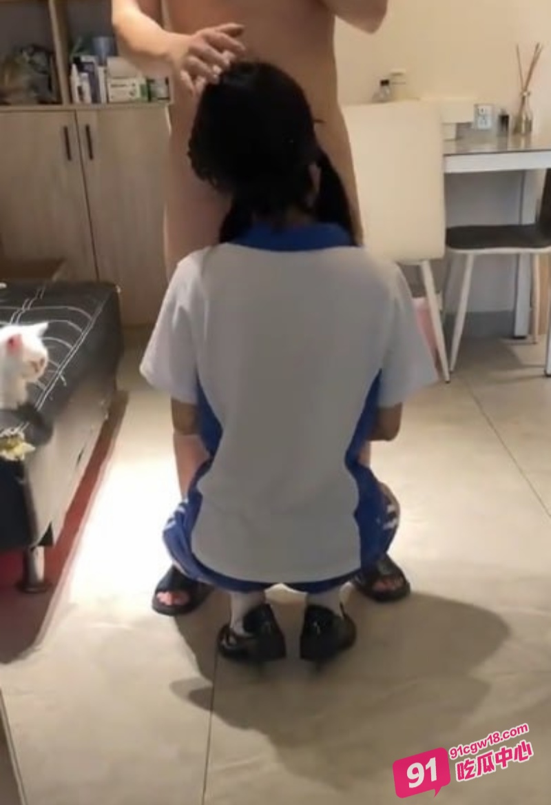 海角激情演绎父女乱伦 白嫩的学生妹 被爸爸的淫语挑逗的娇羞不止！