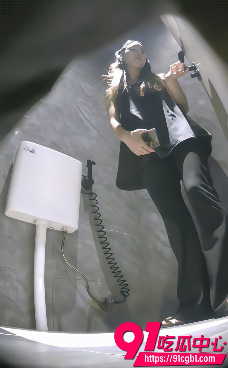 酒吧女厕全景偷拍 多位高颜值美女轮流放尿 白皙长腿臀部小穴真实私密时刻全部曝光1 酒吧女厕全景偷拍 多位高颜值美女轮流放尿 白皙长腿臀部小穴真实私密时刻全部曝光1
