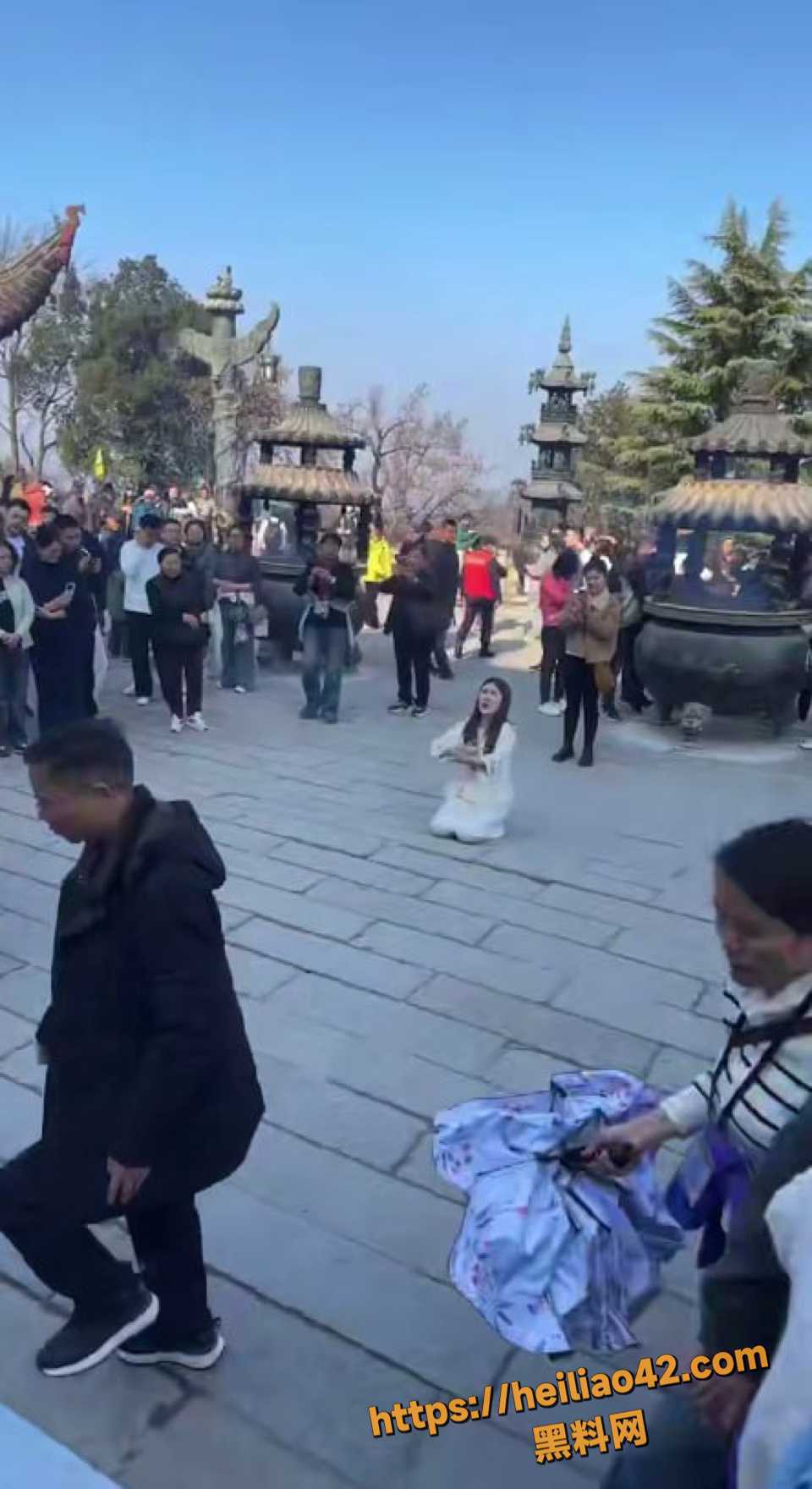 安徽九华山景区女子突发鬼上身 疯狂抽搐尖叫吓坏游客！