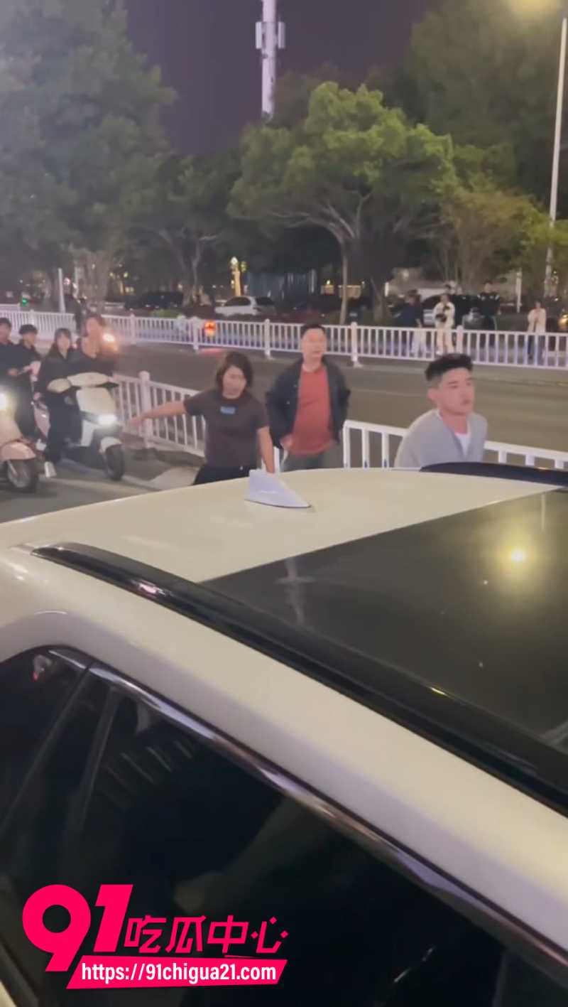 潮汕男同出轨被老婆抓奸后当街开撕6