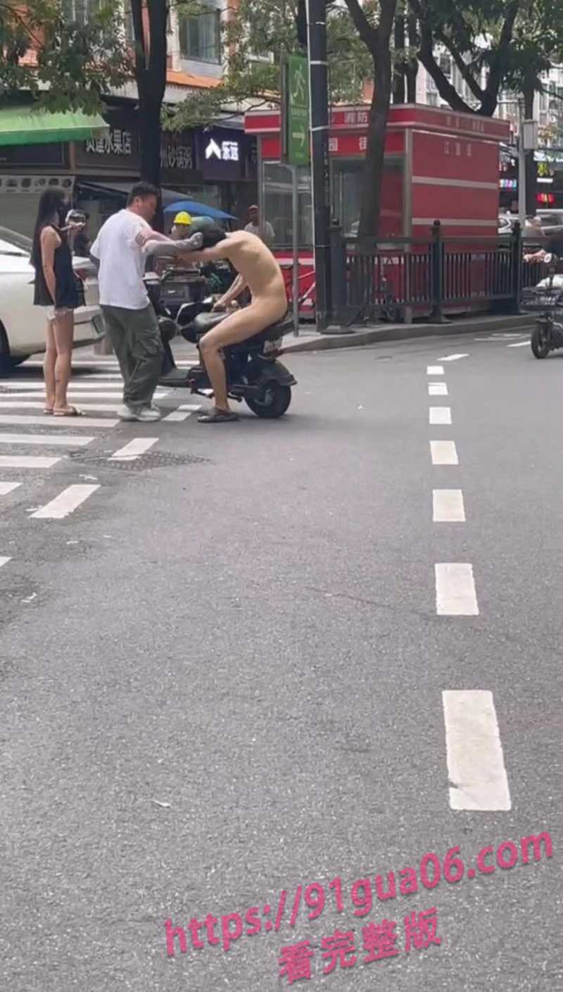 长沙裸男当街拉拽陌生美女 光腚露鸟见人就上 吓坏路人 配图3