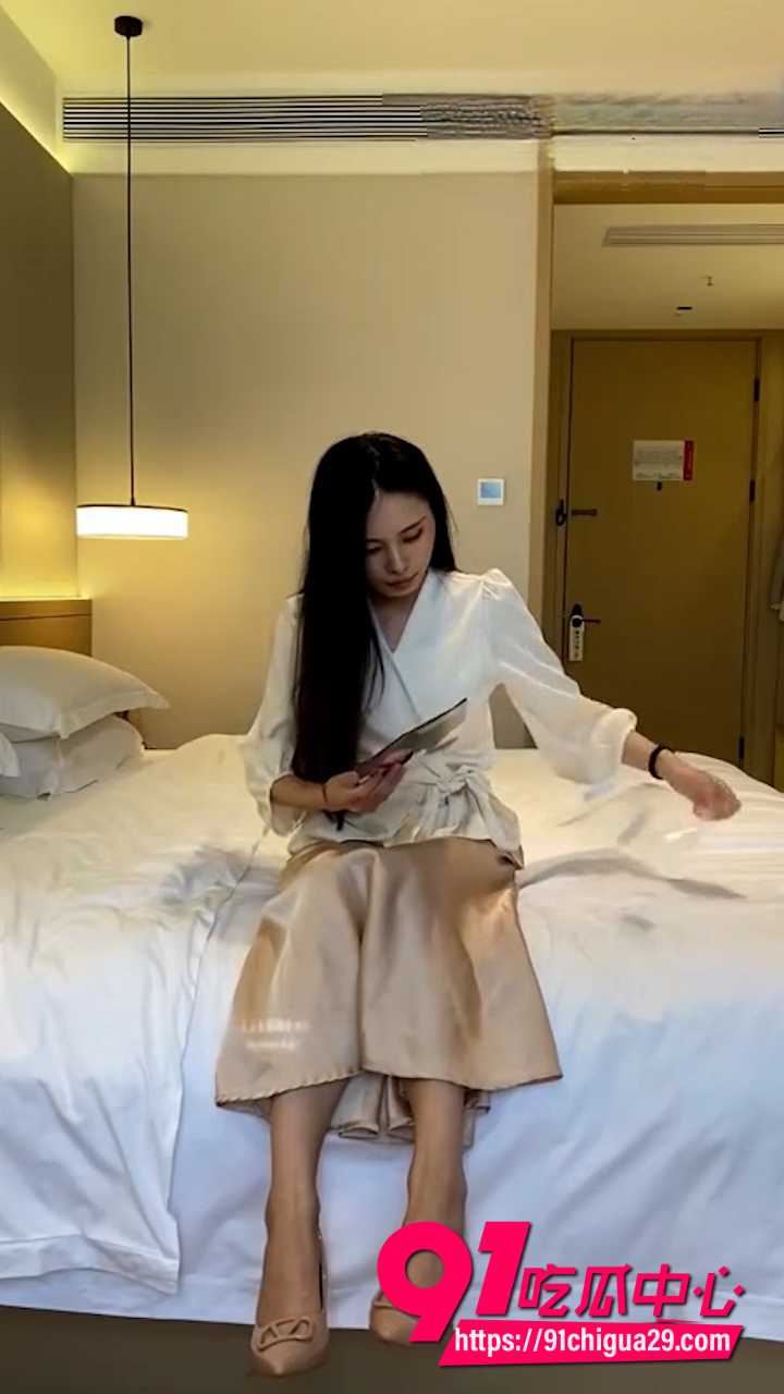 推特中原炮王休息一个月强势回归 酒店红丝极品美女驾车式狂肏 女主主动扭腰极致配合高潮喷水！