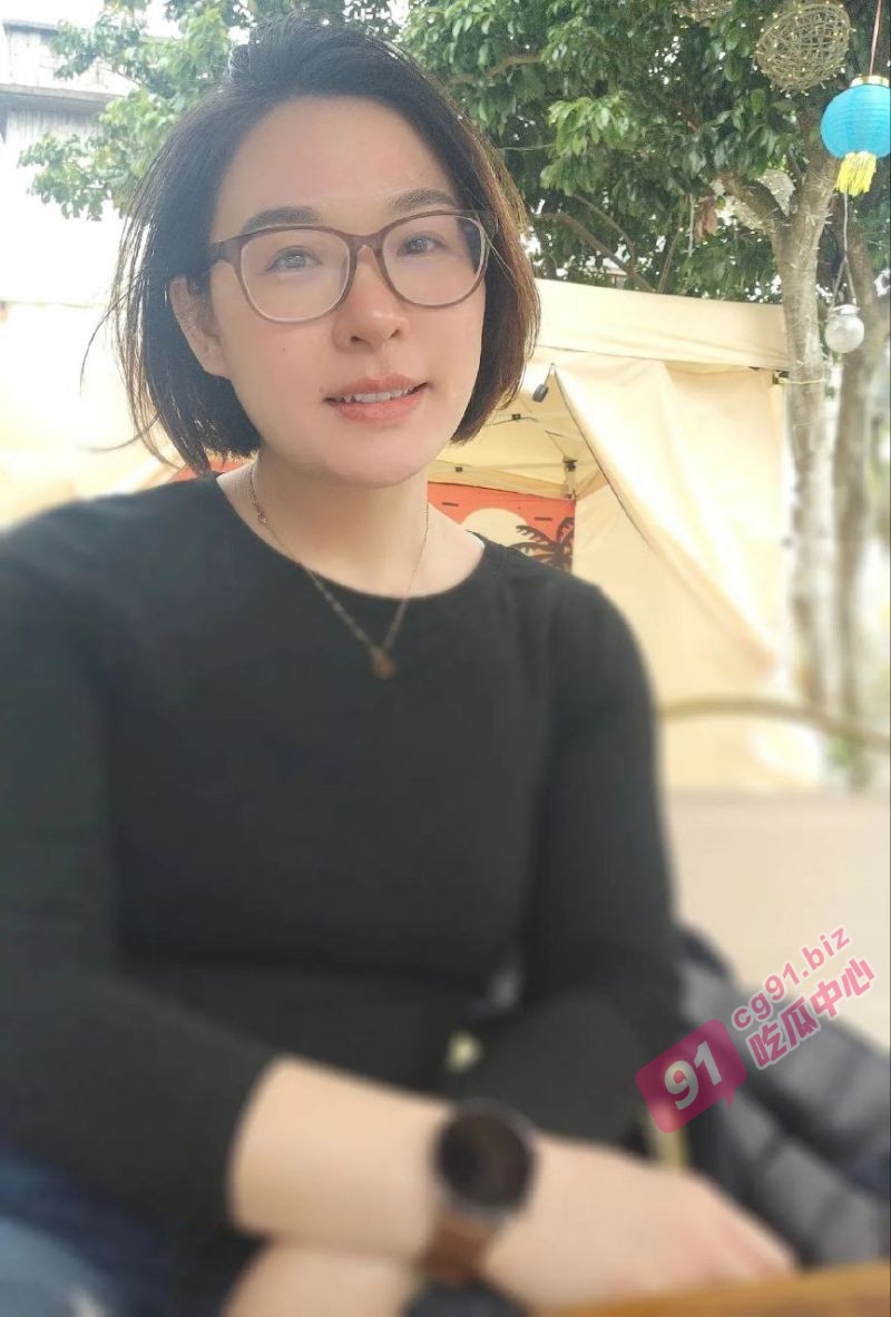 乱伦推荐～在运动的的妈妈没察觉到儿子在摸她 反应过来鸡巴已经插入肛门！