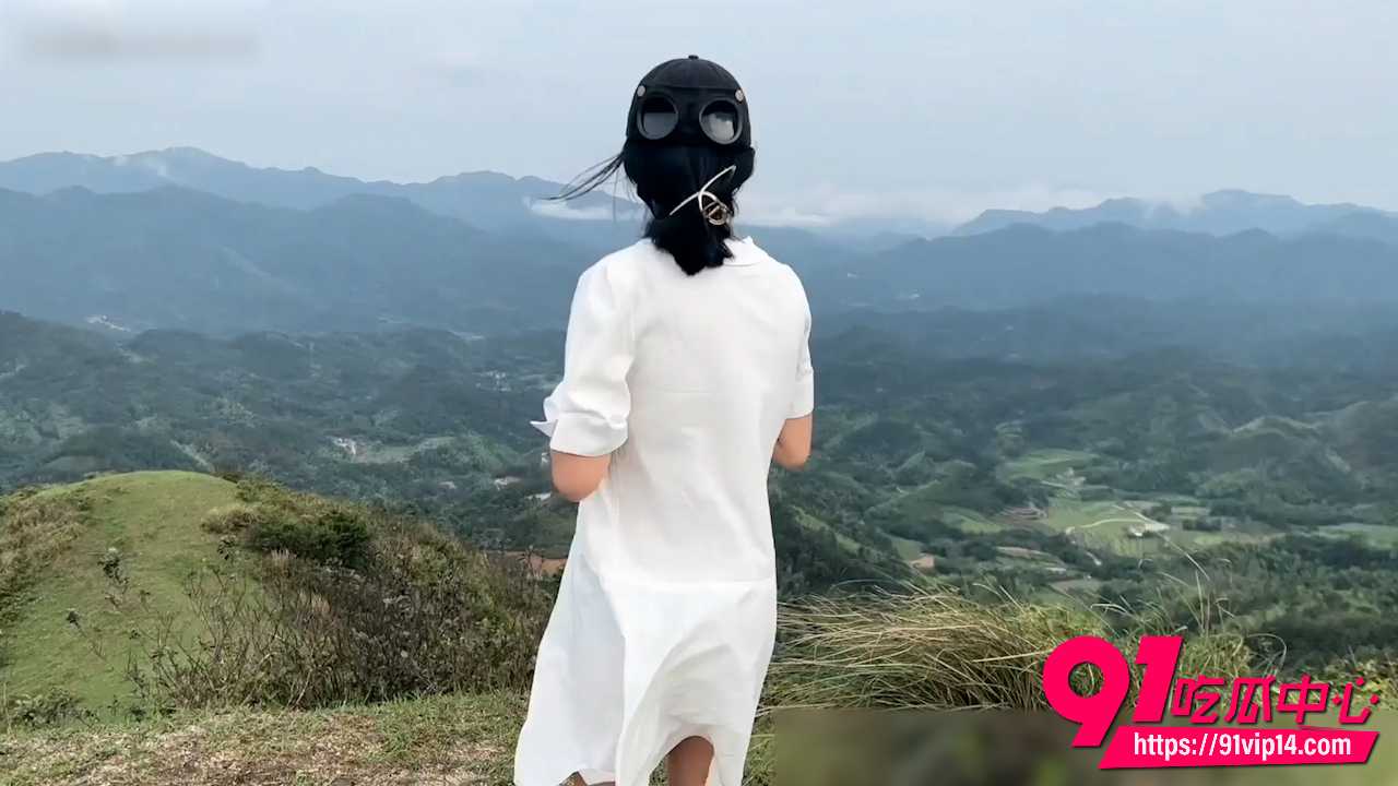 户外露出博主cikaimoon 山路遛狗全裸狂飙！黑丝帽遮脸与爱犬同行超刺激