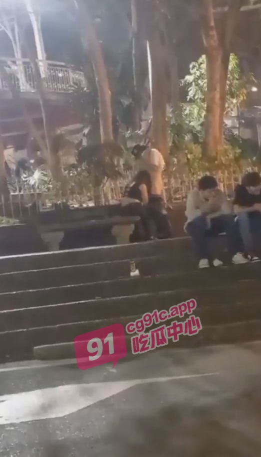 老外真会玩🔥 公园当众抽插老婆的嘴巴 被赶来的警察进行了棍棒教育 不会阳痿了吧😄