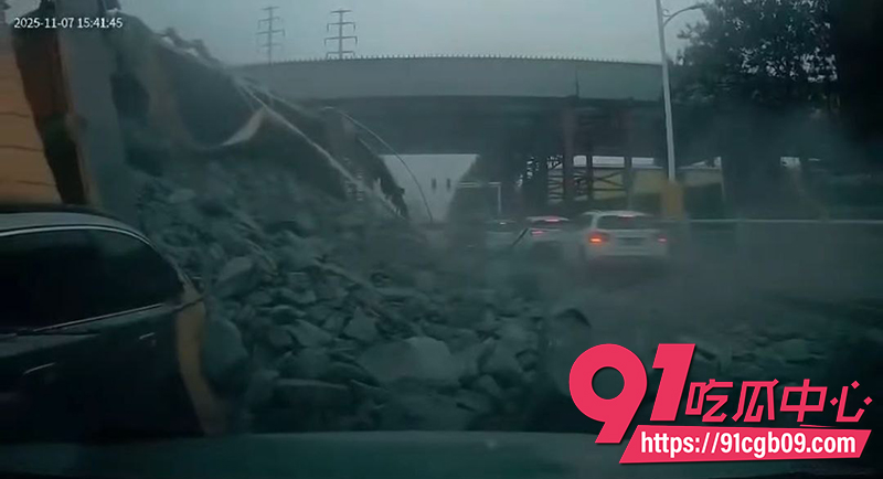 10烟台渣土车路口侧翻掩埋两车 10