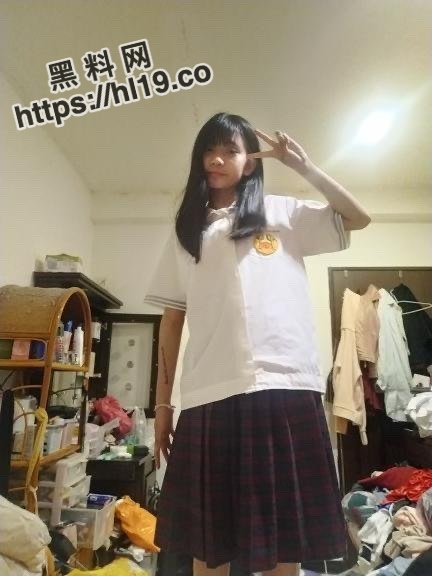 网调台湾高中淫荡小母狗，小小年纪淫穴已被玩黑～还会疯狂自慰用铅笔插逼！