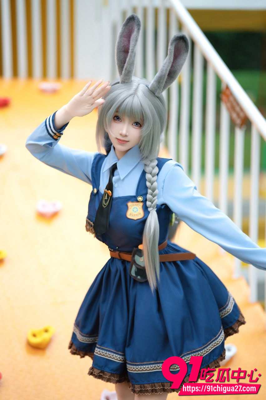 顶级反差COS女神Bangni兔子警官制服诱惑 户外蓝警服短裙抬腿摆姿 身材曲线拉满诱惑