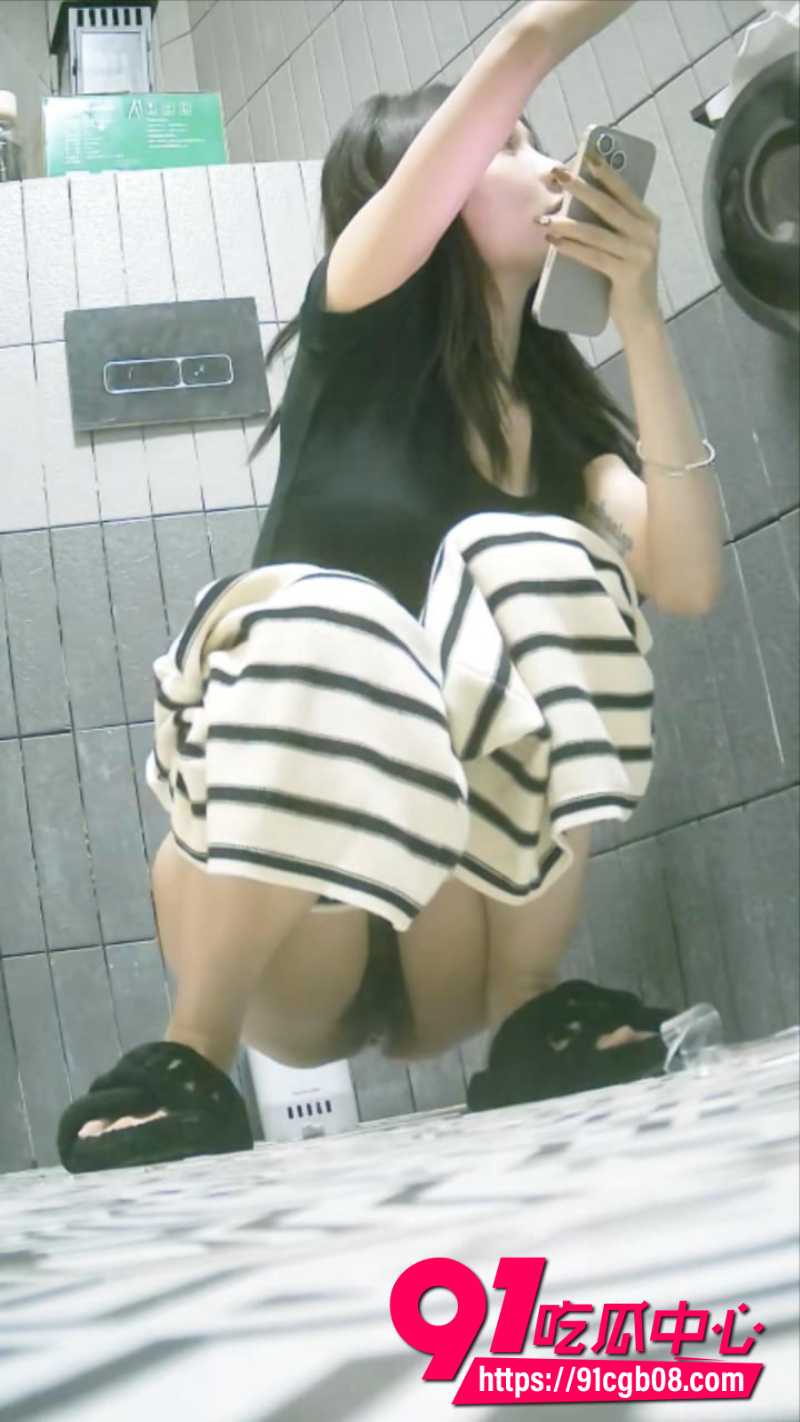 商超厕拍极品超白嫩妹子3